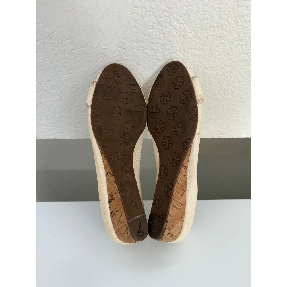 Tory Burch Cream Leather Peep Toe Cork Wedge Heels Gold Reva Logo Size 9.5 Flaw